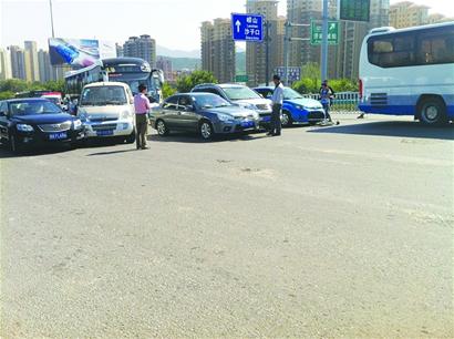高速出口6車(chē)相撞 司機(jī)不愿快速理賠堵路1小時(shí)