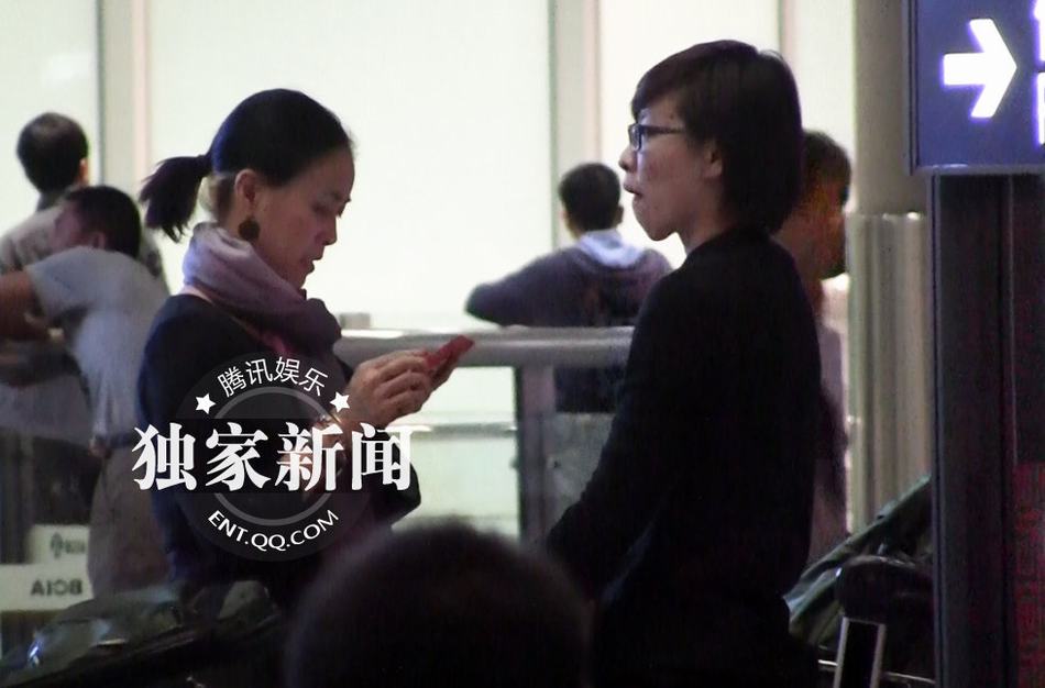 那英回京素顏顯蒼老 機場當(dāng)眾挖鼻行為不雅