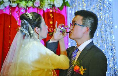 曾經的白血病女孩姍姍大婚 感恩要將愛心傳遞