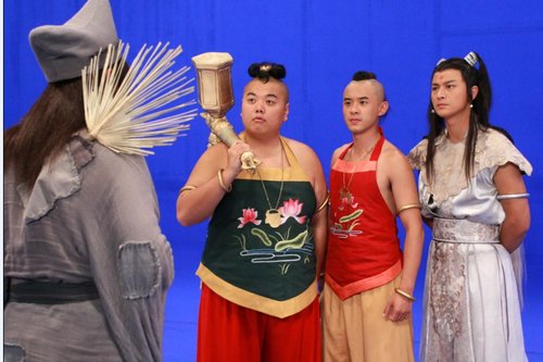 明星古裝肚兜照 風情or滑稽？