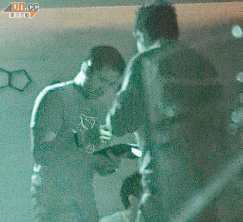 陳建州背范瑋琪夜店偷歡 與長發辣妹親密熱吻
