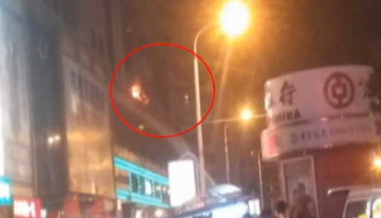 威海路婦兒商場再現火情 消防隊員輪番上陣
