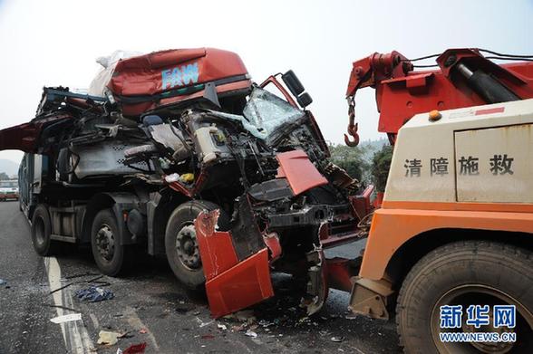京珠高速湖南段超20輛車連環撞 至少3人死亡
