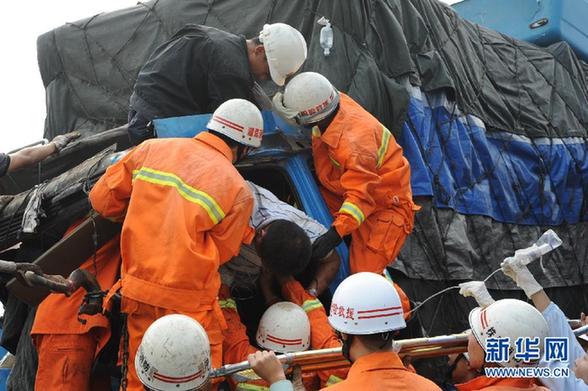 京珠高速湖南段超20輛車連環撞 至少3人死亡