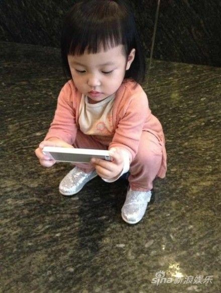 趙薇愛女小四月換超萌新發型 出行獲豪車接送