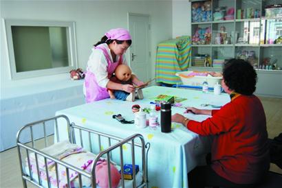 青島育嬰師月薪3千每周雙休堪比白領 大學生被吸引