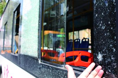 青島361路公交遭飛彈襲擊2玻璃破裂 事發時有車閃過