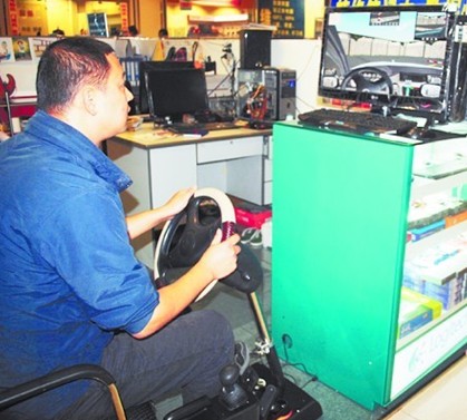 青島現駕駛訓練機 模擬倒庫老司機撞桿11次