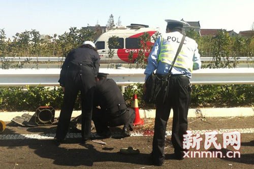 滬陜高速崇啟大橋一轎車沖向養護工人 致5死3傷