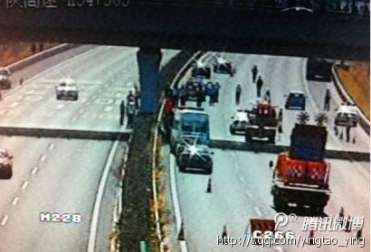 滬陜高速崇啟大橋一轎車沖向養護工人 致5死3傷