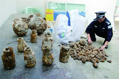 青島廣昌路挖出軍火庫 驚現600顆地雷手榴彈