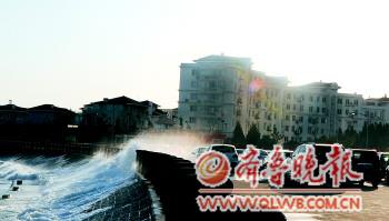天文大潮引發青島海水漫堤 市民誤以為海水倒灌