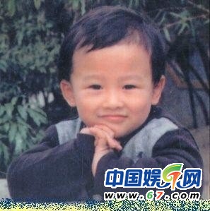 TVB明星兒時(shí)照 佘詩(shī)曼童年三點(diǎn)式比基尼照曝光