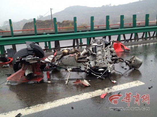 法拉利車隊包茂高速追尾 兩車散架司機被夾車內