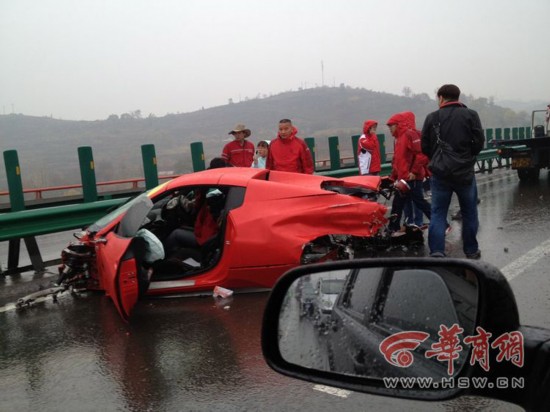 法拉利車隊包茂高速追尾 兩車散架司機被夾車內