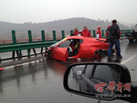法拉利車隊包茂高速追尾 兩車散架司機被夾車內