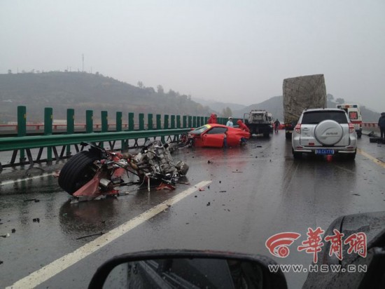 法拉利車隊包茂高速追尾 兩車散架司機被夾車內