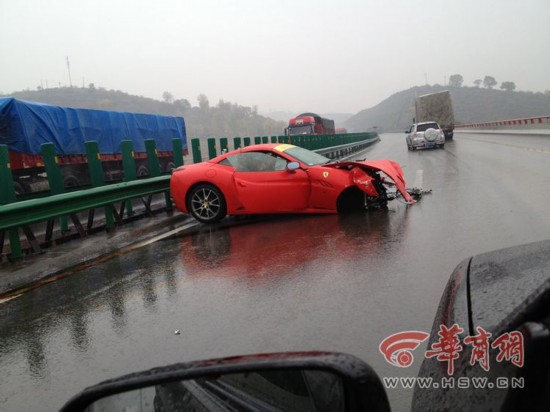 法拉利車隊包茂高速追尾 兩車散架司機被夾車內
