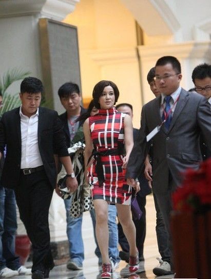 劉曉慶冒雨代言整容醫院引騷亂