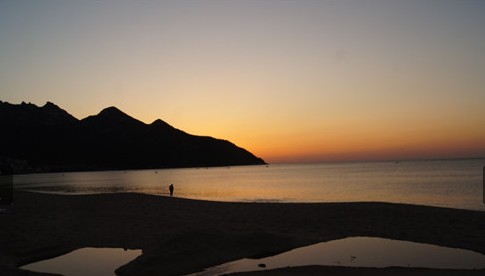 青島嶗山流清灣現日出美景 宛如羞澀少女