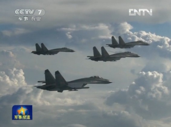 空軍新型飛機雨中飛行訓練照曝光 隊列整齊震撼