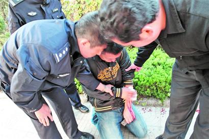 東北小哥街頭舉刀抹脖子 賠光六七十萬(wàn)