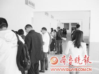車管所內(nèi)學(xué)員體檢也要排隊(duì)。　趙波　攝