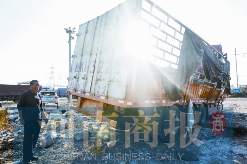 　停車場里，李秋先圍他的貨車查看。在他看來，3.8萬元施救費“高得離譜”
