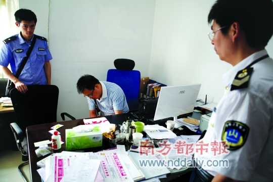 10月16日，工作人員在現場取證。 