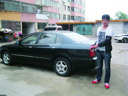 愛車被劃男子無處泄憤 將小區10余轎車毀容