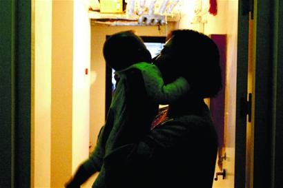 單親媽媽獨自養兒女 做推拿師專偷客人錢