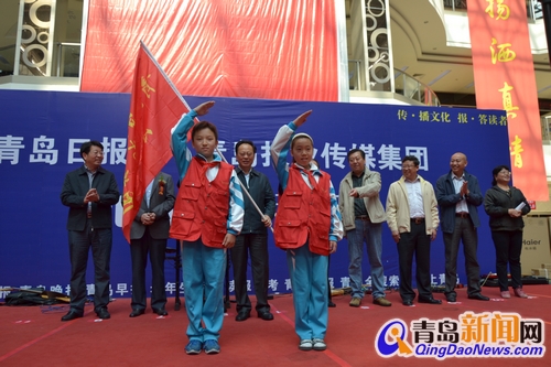 讀者節今開幕，市委常委、宣傳部長胡紹軍為晚報小記者團授旗