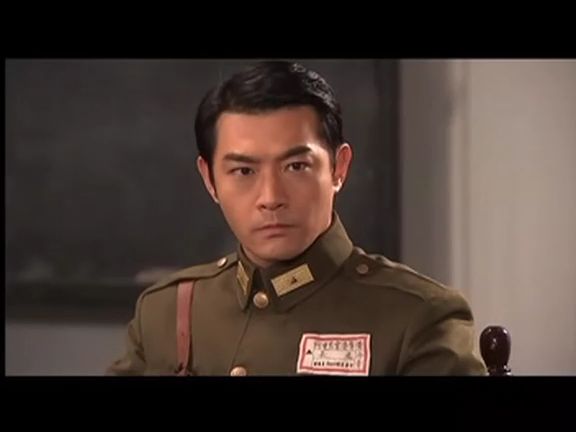 明星軍裝造型PK 女星英姿颯爽帥過男星