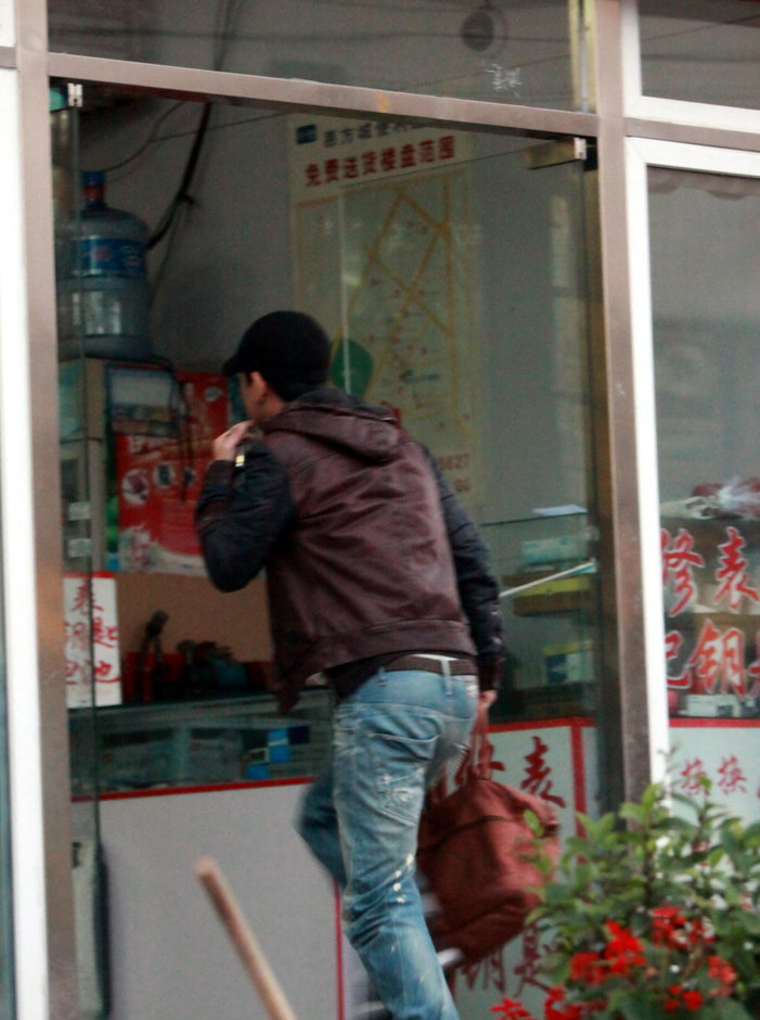潘粵明董潔離婚后首現身 潘粵明獨自吃飯表情陰郁