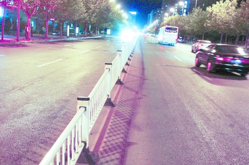 南京路中間的護欄，對阻止亂穿馬路、車輛亂掉頭起了一定作用。