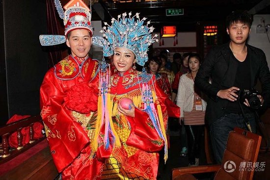 趙本山弟子王小虎補辦婚禮 結婚12年后激情擁吻