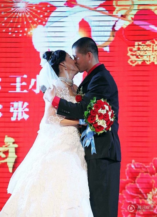 趙本山弟子王小虎補辦婚禮 結(jié)婚12年后激情擁吻