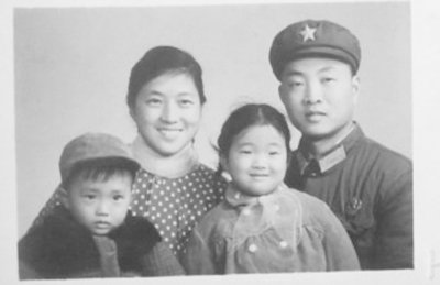 1971年12月4日的全家福，母親很漂亮