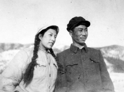 1953年，朝鮮戰爭結束后，父親歸國，這張父親像張豐毅。