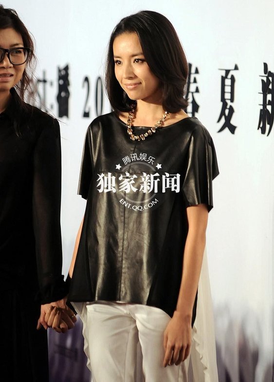 董潔現身哭泣談婚變 帶近20名黑衣保鏢護駕