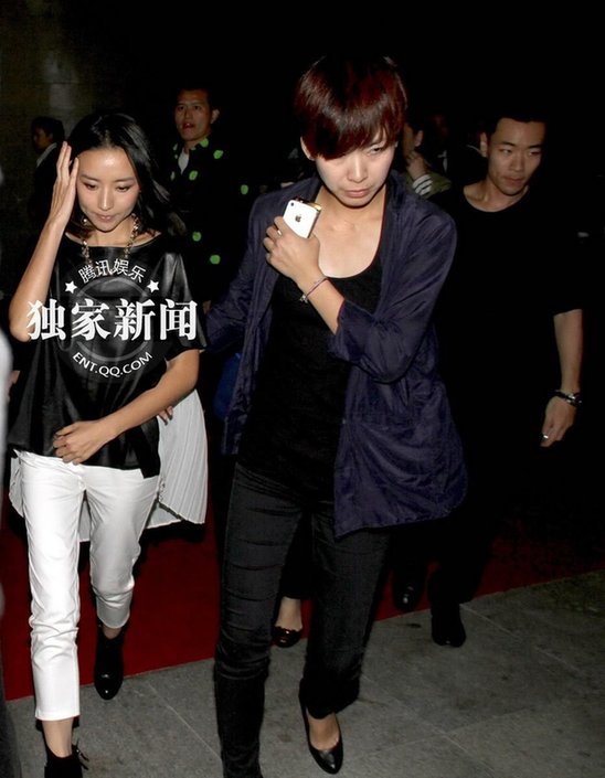 董潔現身哭泣談婚變 帶近20名黑衣保鏢護駕