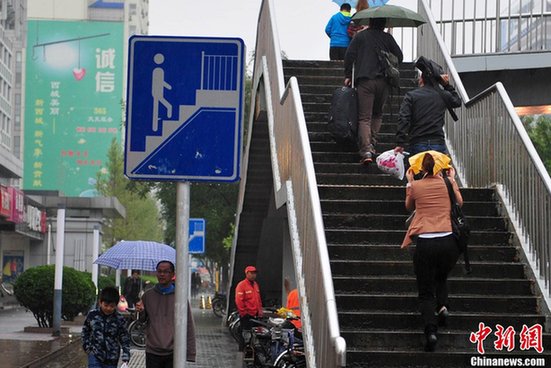 北京降雨烏云密布 下午兩點如同深夜