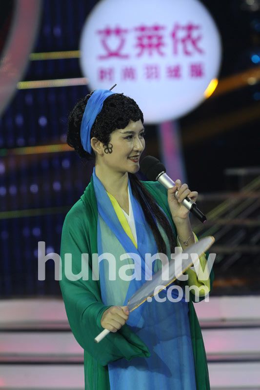 謝娜扮青蛇展現嚇死人媚態 鄒凱與美艷女友齊亮相