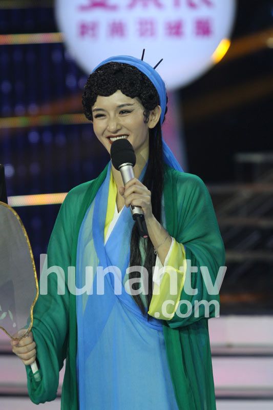謝娜扮青蛇展現嚇死人媚態 鄒凱與美艷女友齊亮相