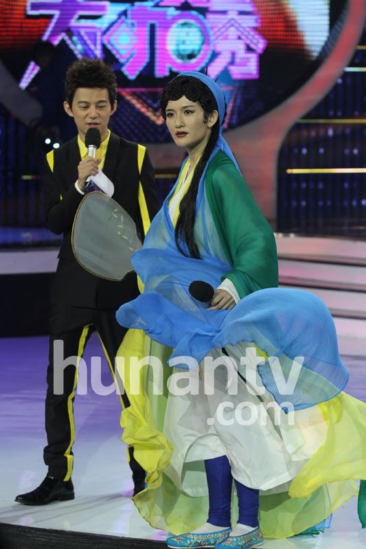 謝娜扮青蛇展現嚇死人媚態 鄒凱與美艷女友齊亮相