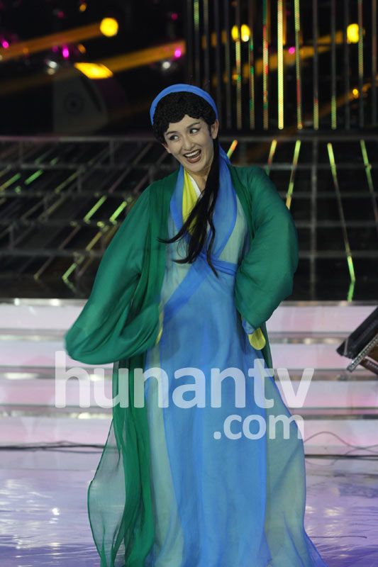 謝娜扮青蛇展現嚇死人媚態 鄒凱與美艷女友齊亮相