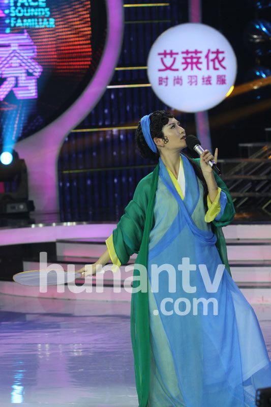 謝娜扮青蛇展現嚇死人媚態 鄒凱與美艷女友齊亮相