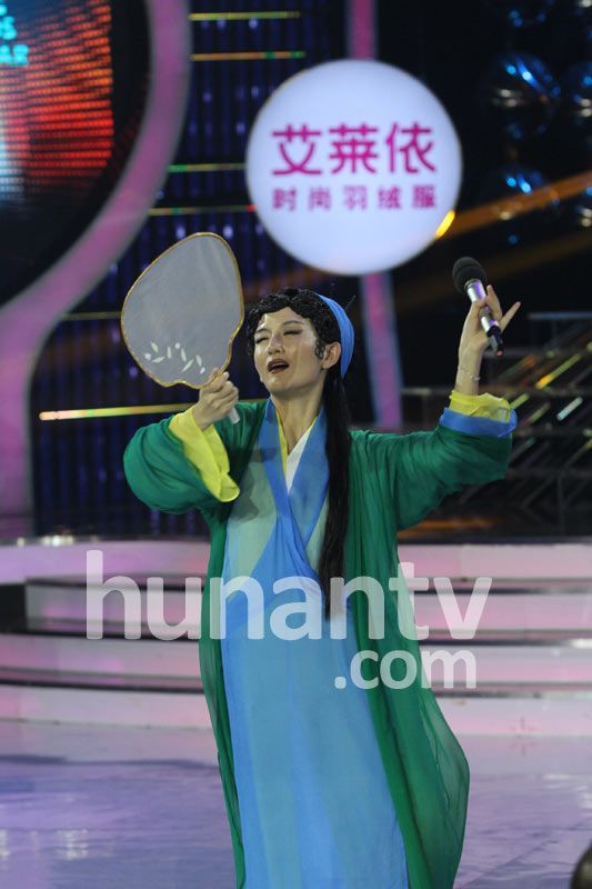 謝娜扮青蛇展現嚇死人媚態 鄒凱與美艷女友齊亮相