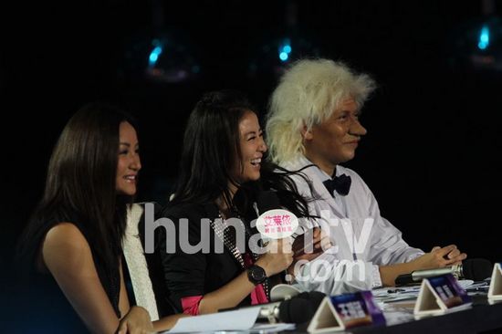 謝娜扮青蛇展現嚇死人媚態 鄒凱與美艷女友齊亮相