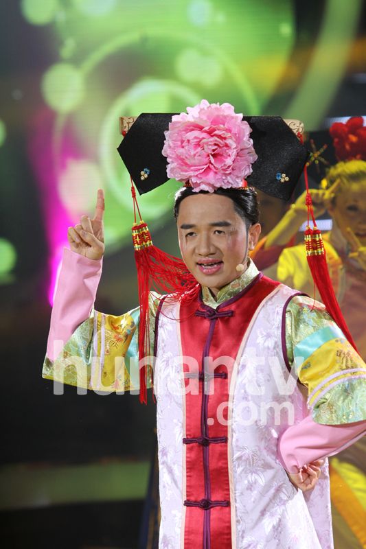 謝娜扮青蛇展現嚇死人媚態 鄒凱與美艷女友齊亮相